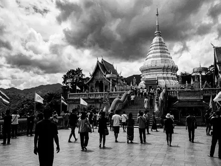 Schwarzweiss-Reportagebild vom Wahrzeichen Doi Suthep Chiang Mai in Chiang Mai Thailand, dokumentarische Reisefotografie mit starken - Foto: THN