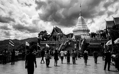 Schwarzweiss-Reportagebild vom Wahrzeichen Doi Suthep Chiang Mai in Chiang Mai Thailand, dokumentarische Reisefotografie mit starken - Foto: THN