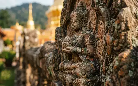 Extreme Makroaufnahme eines Materialdetails am Wahrzeichen Doi Suthep Chiang Mai in Chiang Mai Thailand, taktile - Foto: THN