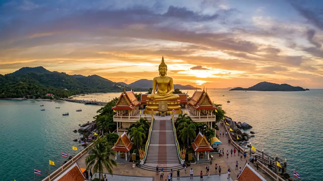 Fotorealistische Ansicht von Big Buddha Koh Samui in Ko Samui, Thailand im Abendlicht