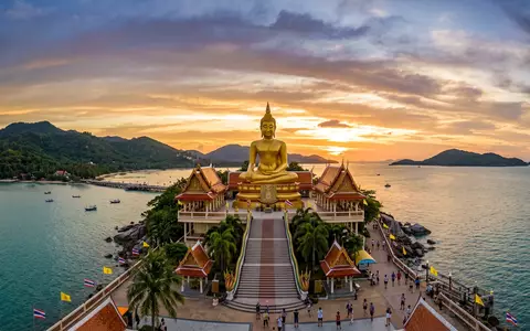 Fotorealistische Panoramaaufnahme von Big Buddha Koh Samui in Ko Samui Thailand, warmes Abendlicht auf Wahrzeichen - Foto: THN