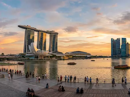 Fotorealistische Panoramaaufnahme von Marina Bay Sands in Singapur Singapur, warmes Abendlicht auf Wahrzeichen - Foto: THN