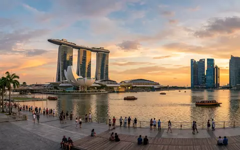 Fotorealistische Panoramaaufnahme von Marina Bay Sands in Singapur Singapur, warmes Abendlicht auf Wahrzeichen - Foto: THN