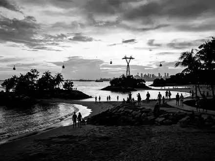 Schwarzweiss-Reportagebild vom Wahrzeichen Sentosa in Singapur Singapur, dokumentarische Reisefotografie mit starken Kontrasten - Foto: THN