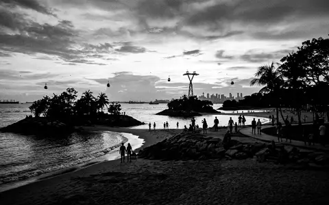 Schwarzweiss-Reportagebild vom Wahrzeichen Sentosa in Singapur Singapur, dokumentarische Reisefotografie mit starken Kontrasten - Foto: THN