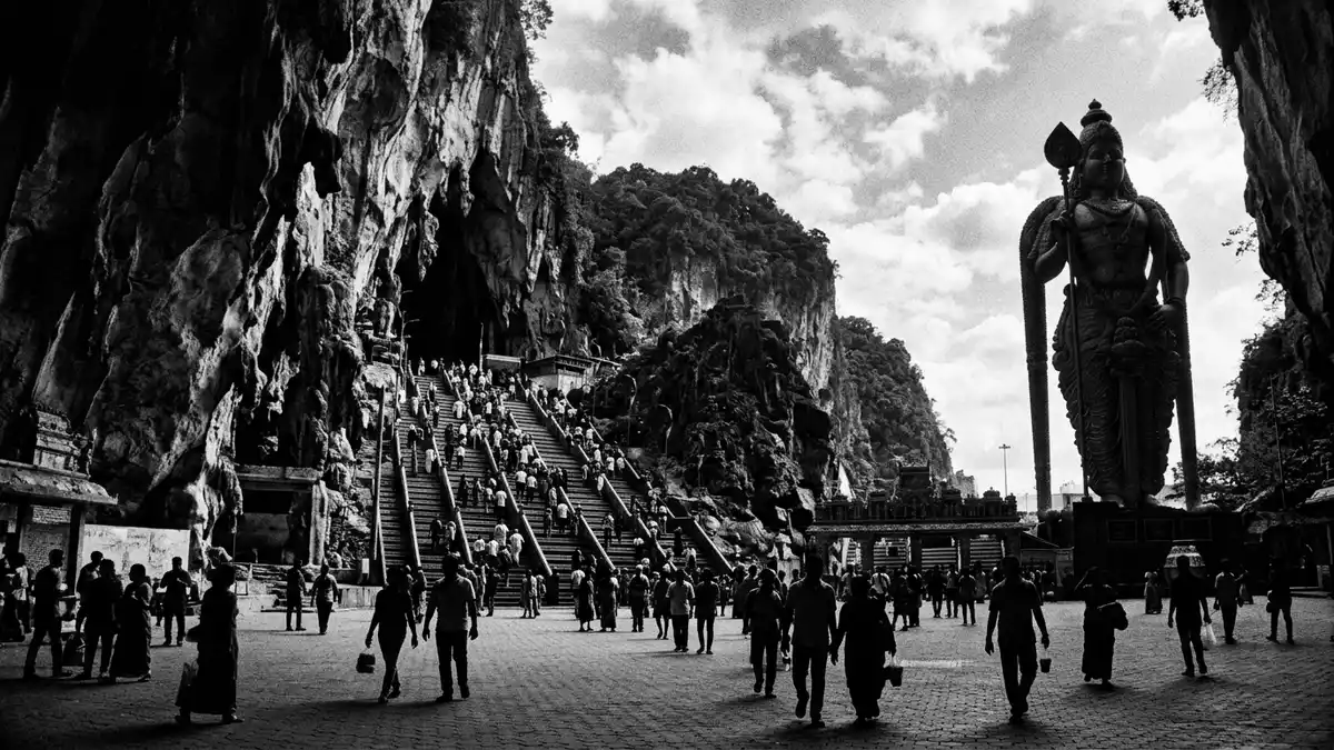 Schwarzweiss-Reportage vom Wahrzeichen Batu Caves in Gombak, Malaysia
