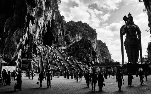 Schwarzweiss-Reportagebild vom Wahrzeichen Batu Caves in Gombak Malaysia, dokumentarische Reisefotografie mit starken Kontrasten - Foto: THN
