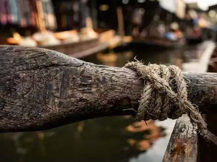 Extreme Makroaufnahme eines Materialdetails am Wahrzeichen Damnoen-Saduak-Floating-Markt in Ratchaburi Thailand, taktile Struktur und weiches Seitenlicht - Foto: THN