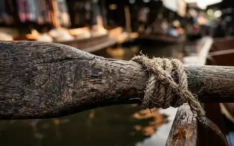 Extreme Makroaufnahme eines Materialdetails am Wahrzeichen Damnoen-Saduak-Floating-Markt in Ratchaburi Thailand, taktile Struktur und weiches Seitenlicht - Foto: THN