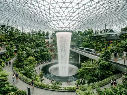 Editorialbild im Reisemagazin-Stil vom Wahrzeichen Jewel Changi Airport in Singapur Singapur, ausgewogene Bildgestaltung und natuerliches - Foto: THN