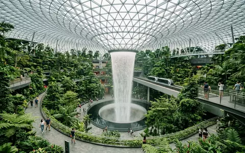 Editorialbild im Reisemagazin-Stil vom Wahrzeichen Jewel Changi Airport in Singapur Singapur, ausgewogene Bildgestaltung und natuerliches - Foto: THN