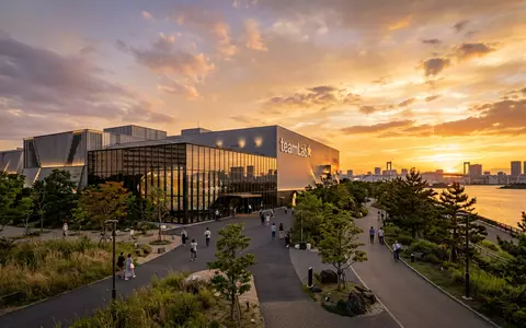 Fotorealistische Panoramaaufnahme von teamLab Planets Tokio in Tokio Japan, warmes Abendlicht auf Wahrzeichen - Foto: THN