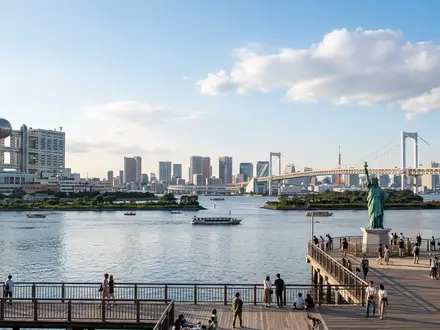 Editorialbild im Reisemagazin-Stil vom Wahrzeichen Odaiba in Tokio Japan, ausgewogene Bildgestaltung und natuerliches Umgebungslicht - Foto: THN