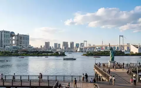 Editorialbild im Reisemagazin-Stil vom Wahrzeichen Odaiba in Tokio Japan, ausgewogene Bildgestaltung und natuerliches Umgebungslicht - Foto: THN