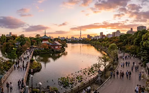 Fotorealistische Panoramaaufnahme von Ueno-Park Tokio in Tokio Japan, warmes Abendlicht auf Wahrzeichen - Foto: THN
