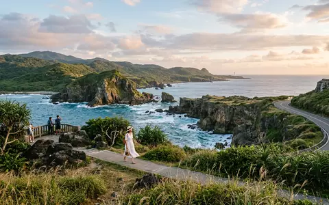 Editorialbild im Reisemagazin-Stil vom Wahrzeichen Kenting-Nationalpark in Pingtung Taiwan, ausgewogene Bildgestaltung und natuerliches Umgebungslicht - Foto: THN