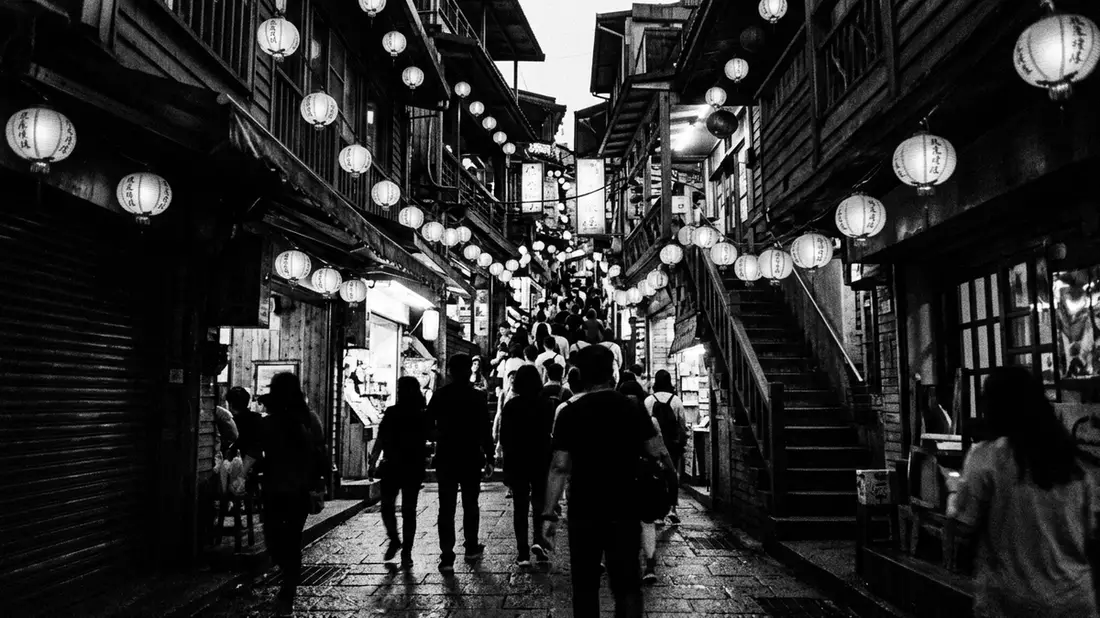 Schwarzweiss-Reportage vom Wahrzeichen Jiufen Old Street in Neu-Taipeh, Taiwan