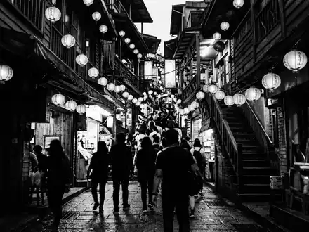 Schwarzweiss-Reportagebild vom Wahrzeichen Jiufen Old Street in Neu-Taipeh Taiwan, dokumentarische Reisefotografie mit starken Kontrasten - Foto: THN