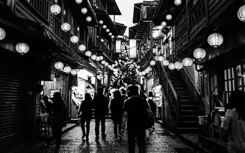 Schwarzweiss-Reportagebild vom Wahrzeichen Jiufen Old Street in Neu-Taipeh Taiwan, dokumentarische Reisefotografie mit starken Kontrasten - Foto: THN