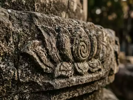 Extreme Makroaufnahme eines Materialdetails am Wahrzeichen Fo-Guang-Shan-Buddha-Museum in Kaohsiung Taiwan, taktile Struktur und weiches Seitenlicht - Foto: THN