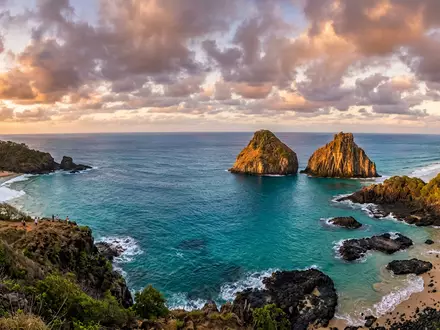 Fotorealistische Panoramaaufnahme von Fernando de Noronha in Fernando de Noronha Brasilien, warmes Abendlicht auf Wahrzeichen - Foto: THN