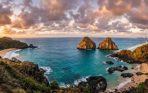 Fotorealistische Panoramaaufnahme von Fernando de Noronha in Fernando de Noronha Brasilien, warmes Abendlicht auf Wahrzeichen - Foto: THN