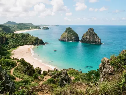 Editorialbild im Reisemagazin-Stil vom Wahrzeichen Fernando de Noronha in Fernando de Noronha Brasilien, ausgewogene Bildgestaltung - Foto: THN