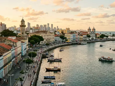 Editorialbild im Reisemagazin-Stil vom Wahrzeichen Alter Hafen Recife in Recife Brasilien, ausgewogene Bildgestaltung und natuerliches - Foto: THN