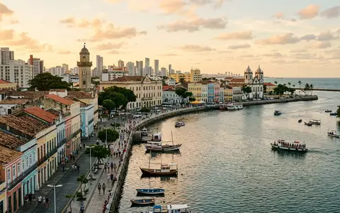 Editorialbild im Reisemagazin-Stil vom Wahrzeichen Alter Hafen Recife in Recife Brasilien, ausgewogene Bildgestaltung und natuerliches - Foto: THN