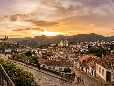 Fotorealistische Panoramaaufnahme von Historisches Zentrum Ouro Preto in Ouro Preto Brasilien, warmes Abendlicht auf Wahrzeichen - Foto: THN