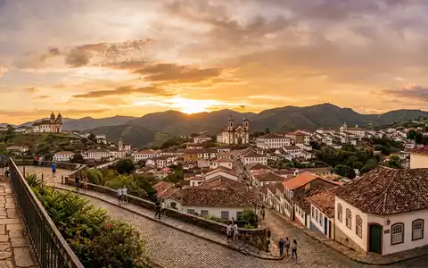 Fotorealistische Panoramaaufnahme von Historisches Zentrum Ouro Preto in Ouro Preto Brasilien, warmes Abendlicht auf Wahrzeichen - Foto: THN