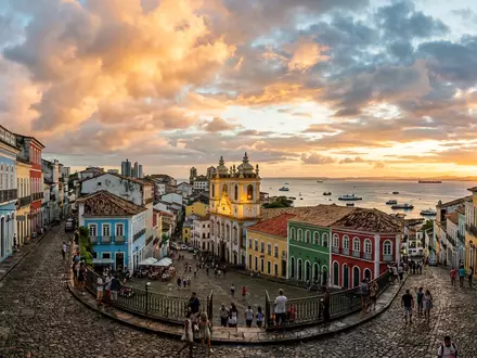 Fotorealistische Panoramaaufnahme von Pelourinho Salvador in Salvador Brasilien, warmes Abendlicht auf Wahrzeichen - Foto: THN