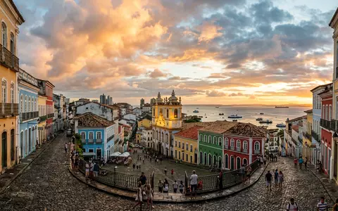 Fotorealistische Panoramaaufnahme von Pelourinho Salvador in Salvador Brasilien, warmes Abendlicht auf Wahrzeichen - Foto: THN
