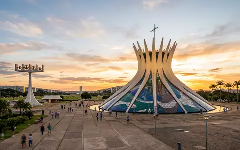 Fotorealistische Panoramaaufnahme von Brasilia Kathedrale in Brasilia Brasilien, warmes Abendlicht auf Wahrzeichen - Foto: THN