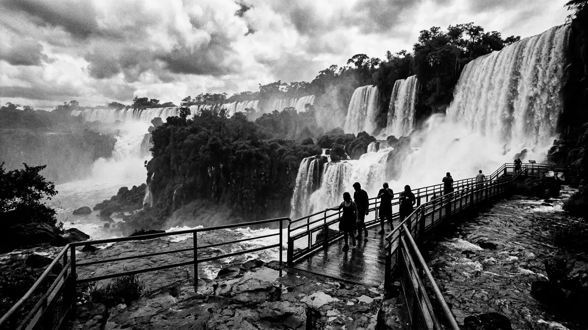 Schwarzweiss-Reportage vom Wahrzeichen Iguazu-Falle Brasilien in Foz do Iguacu, Brasilien