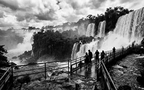 Schwarzweiss-Reportagebild vom Wahrzeichen Iguazu-Falle Brasilien in Foz do Iguacu Brasilien, dokumentarische Reisefotografie mit starken Kontrasten - Foto: THN