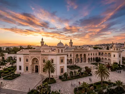 Fotorealistische Panoramaaufnahme von Bardo-Museum in Tunis Tunesien, warmes Abendlicht auf Wahrzeichen im Reisemotiv - Foto: THN