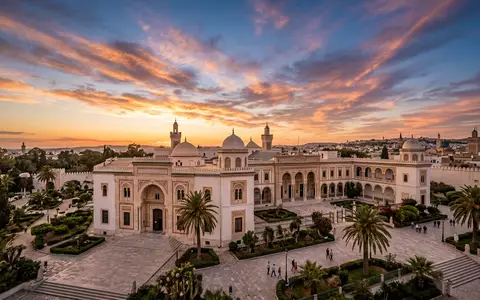 Fotorealistische Panoramaaufnahme von Bardo-Museum in Tunis Tunesien, warmes Abendlicht auf Wahrzeichen im Reisemotiv - Foto: THN