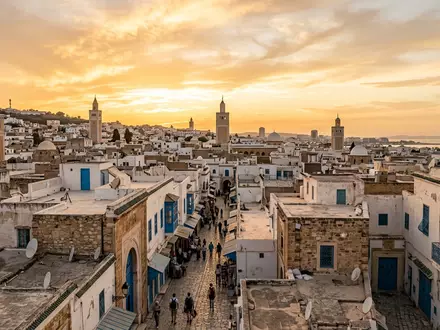 Fotorealistische Panoramaaufnahme von Medina von Tunis in Tunis Tunesien, warmes Abendlicht auf Wahrzeichen - Foto: THN