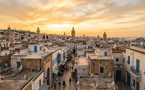 Fotorealistische Panoramaaufnahme von Medina von Tunis in Tunis Tunesien, warmes Abendlicht auf Wahrzeichen - Foto: THN