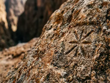 Extreme Makroaufnahme eines Materialdetails am Wahrzeichen Todra-Schlucht in Tinghir Marokko, taktile Struktur und weiches Seitenlicht - Foto: THN