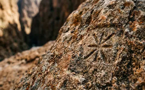 Extreme Makroaufnahme eines Materialdetails am Wahrzeichen Todra-Schlucht in Tinghir Marokko, taktile Struktur und weiches Seitenlicht - Foto: THN