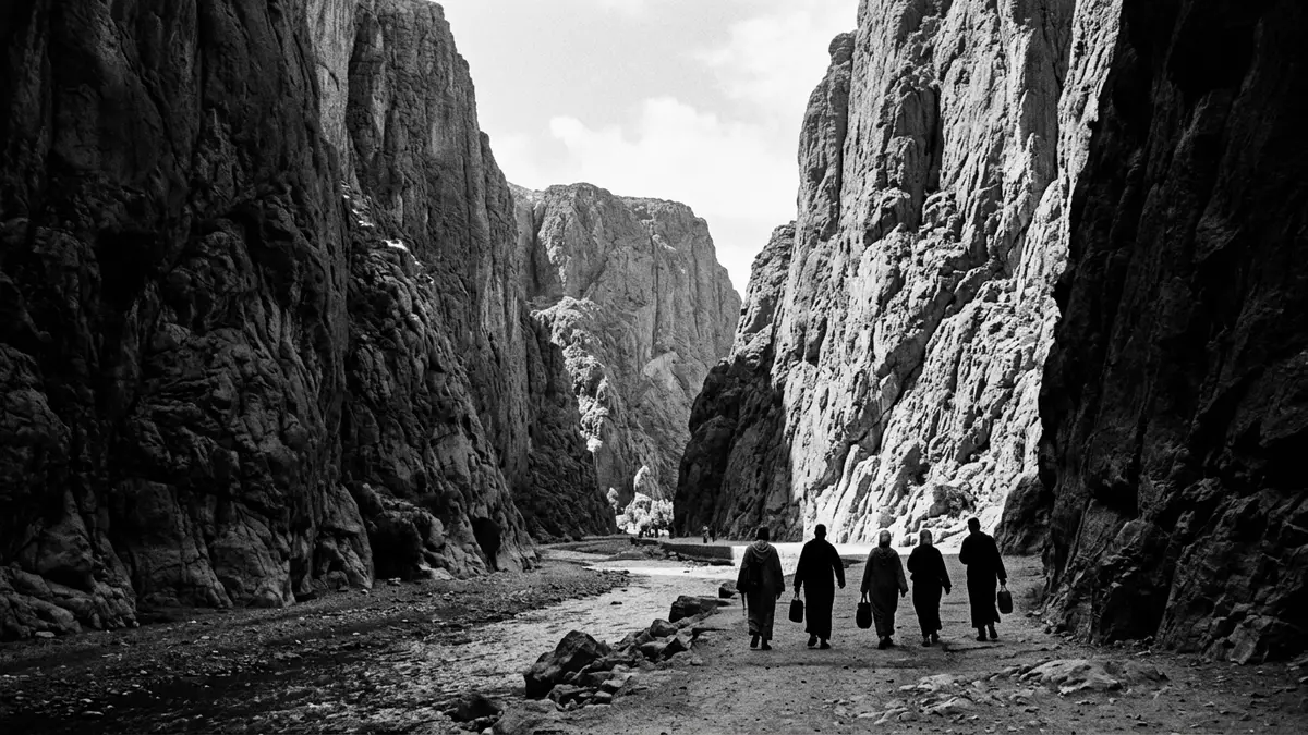 Schwarzweiss-Reportage vom Wahrzeichen Todra-Schlucht in Tinghir, Marokko