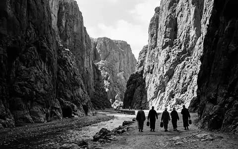Schwarzweiss-Reportagebild vom Wahrzeichen Todra-Schlucht in Tinghir Marokko, dokumentarische Reisefotografie mit starken Kontrasten - Foto: THN