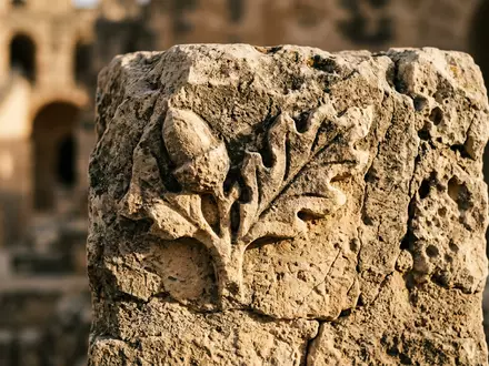 Extreme Makroaufnahme eines Materialdetails am Wahrzeichen Amphitheater El Jem in El Jem Tunesien, taktile Struktur - Foto: THN
