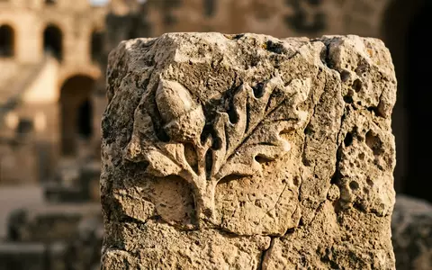 Extreme Makroaufnahme eines Materialdetails am Wahrzeichen Amphitheater El Jem in El Jem Tunesien, taktile Struktur - Foto: THN