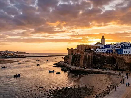 Fotorealistische Panoramaaufnahme von Kasbah des Oudaias in Rabat Marokko, warmes Abendlicht auf Wahrzeichen - Foto: THN