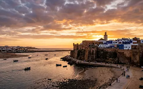Fotorealistische Panoramaaufnahme von Kasbah des Oudaias in Rabat Marokko, warmes Abendlicht auf Wahrzeichen - Foto: THN
