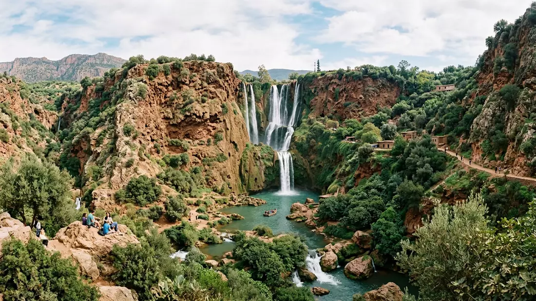 Editorial-Reisemagazinbild vom Wahrzeichen Ouzoud-Wasserfalle in Ouzoud, Marokko