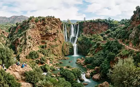 Editorialbild im Reisemagazin-Stil vom Wahrzeichen Ouzoud-Wasserfalle in Ouzoud Marokko, ausgewogene Bildgestaltung und natuerliches Umgebungslicht - Foto: THN